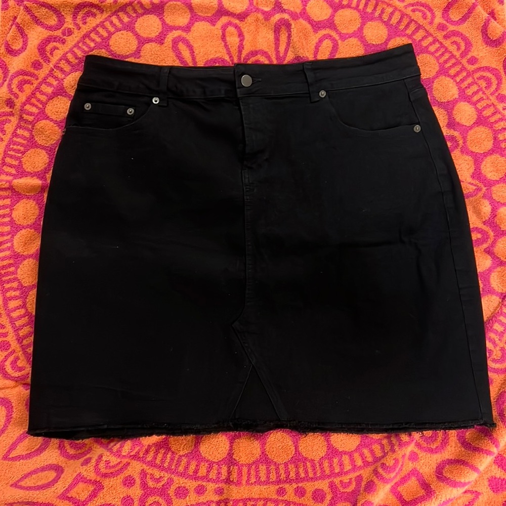 NWOT BLACK, JEAN SKIRT